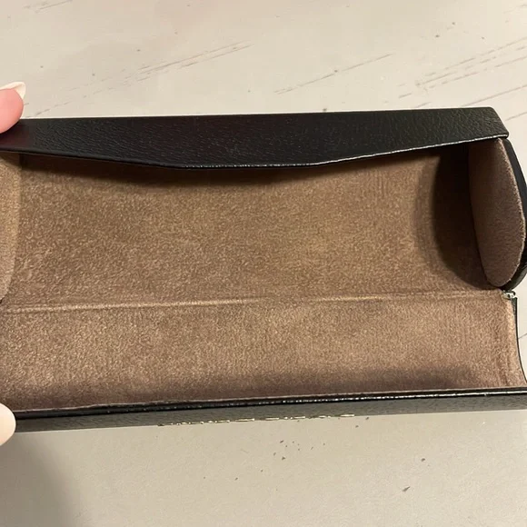 Burberry sunglasses case - Picture 3 of 3